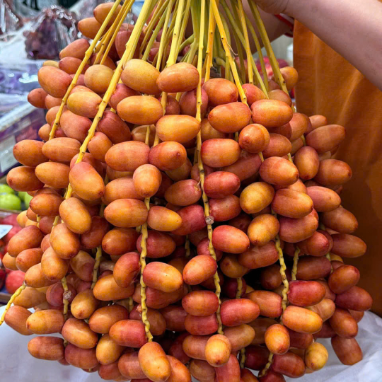Chà là hồng nguyên buồng 220k/kg Chà là đỏ nguyên buồng 200k/kg