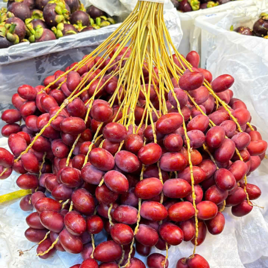 Chà là hồng nguyên buồng 220k/kg Chà là đỏ nguyên buồng 200k/kg
