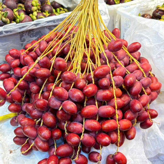 Chà là hồng nguyên buồng 220k/kg Chà là đỏ nguyên buồng 200k/kg